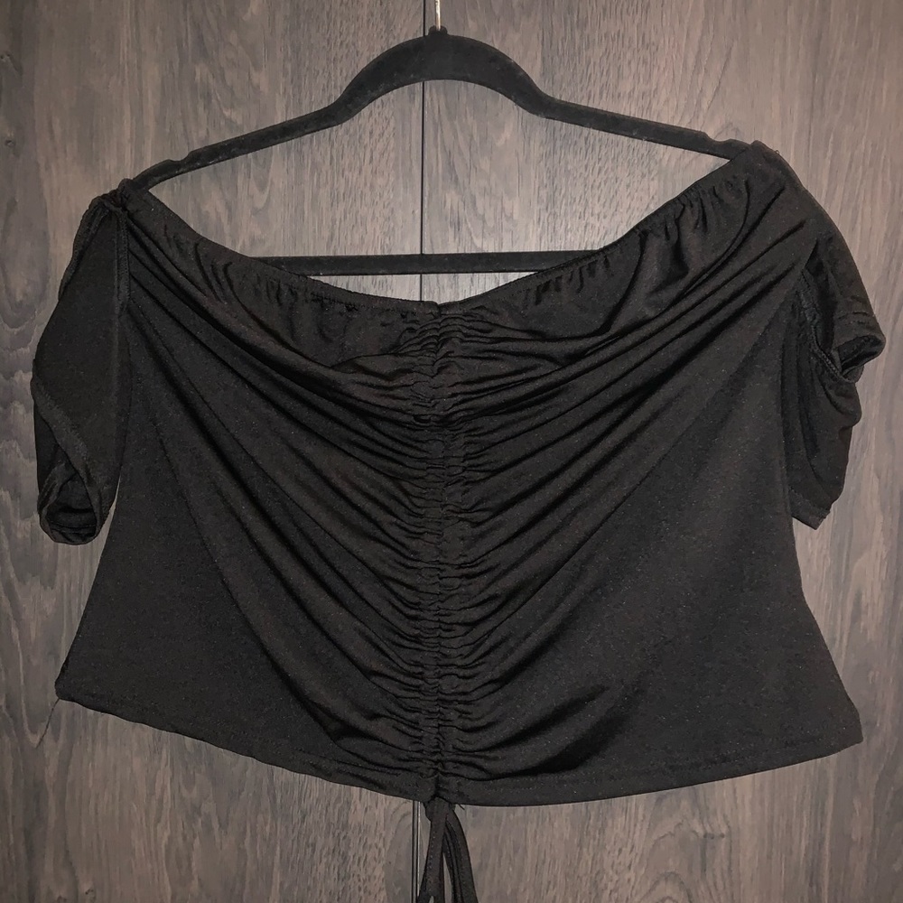 BLACK OFF THE SHOULDER SCRUNCHED TOP
